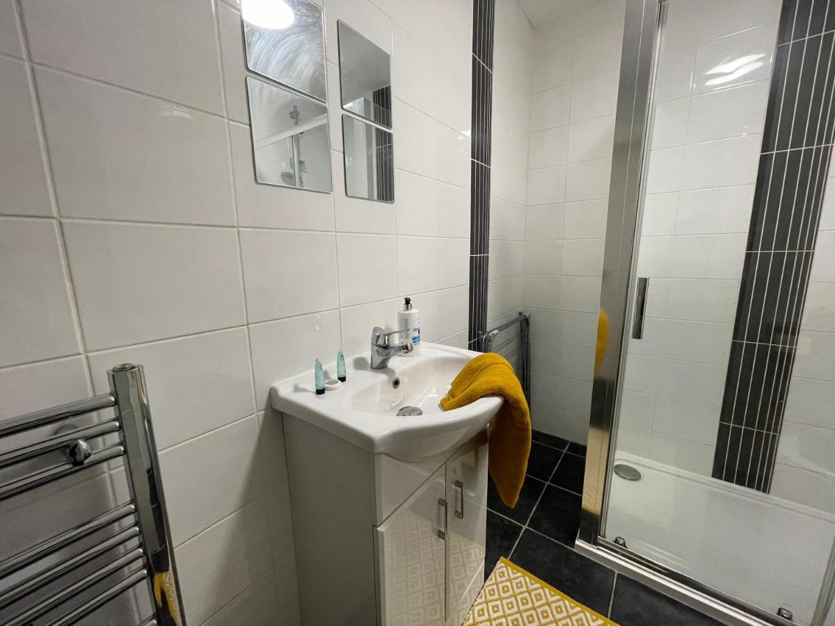 Hla Holytown Apartment Mossend